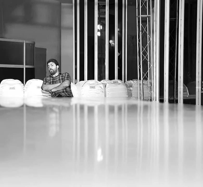 فرد موفق کسی است که با آجرهایی که به سمتش پرتاب کرده‌اند، بنایی ماندگار بسازد...